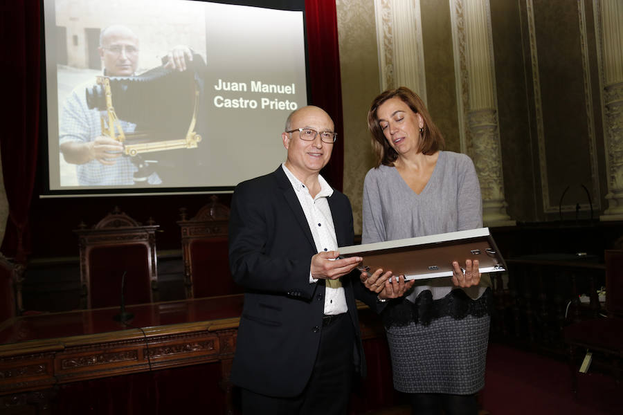 Juan Manuel Castro recibe el premio, entregado por la presidenta de la Diputación. 