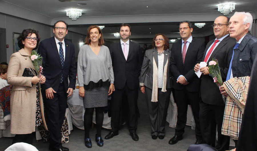 La presidenta de la Asociación Contra el Cáncer, en el centro, con médicos, farmacéuticos y representantes institucionales, en la cena. 