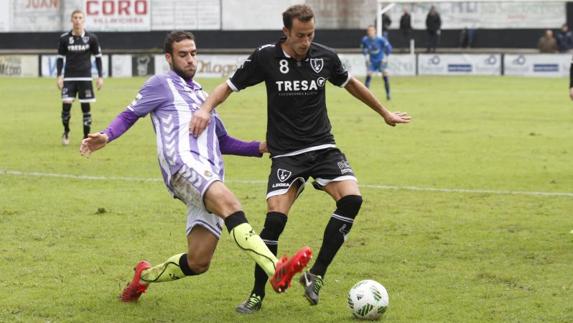 Higinio trata de cortar un balón.