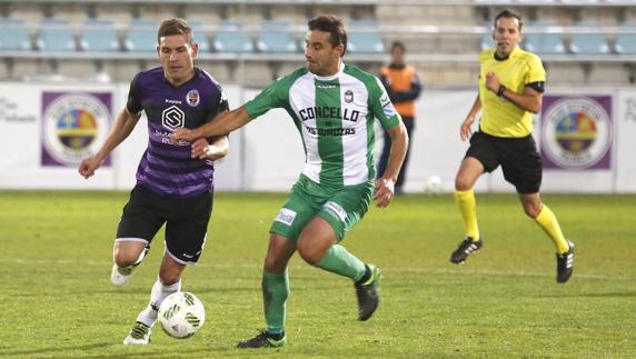 Diego Torres corre hacia el balón con la oposición de un jugador del Somozas. ANTONIO QUINTERO