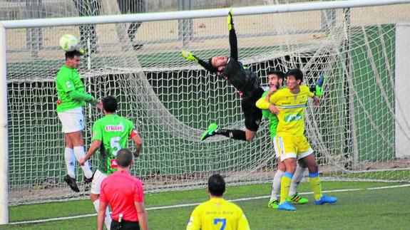 Aitor Aspas evita un posible gol de la Arandina sobre la línea en una acción donde Carlos Morales ya estaba batido en el partido de ayer en el Municipal de Guijuelo. 