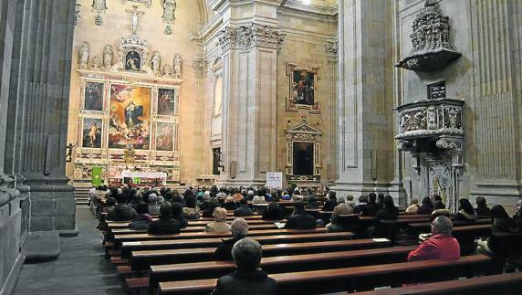 La iglesia de la Purísima durante la misa que sirvió de homenaje a Legido, que aparece en la imagen de la derecha.