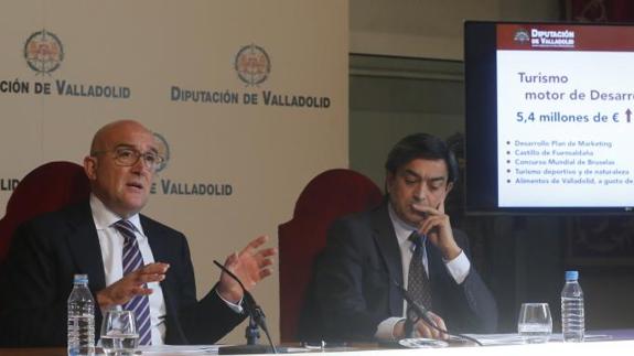 Jesús Julio Carnero presenta los presupuestos provinciales para 2017 junto a Agapito Hernández. 