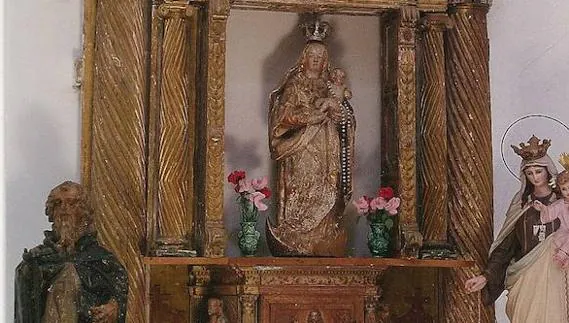 La Virgen del Rosario, en el centro, y a la izquierda, la talla de San Antón abad. EL NORTE