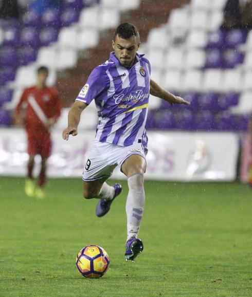 Jordán se dispone a disparar en el partido frente al Sevilla Atlético. 