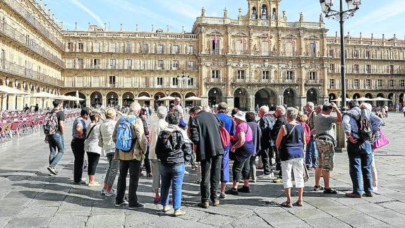 Un grupo de turistas, en la Plaza Mayor de la capital salmantina. 