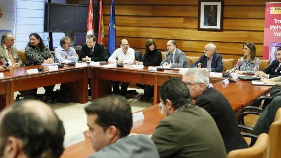 Encuentro de representantes municipales en la Cuva en la Consejería de Fomento. 