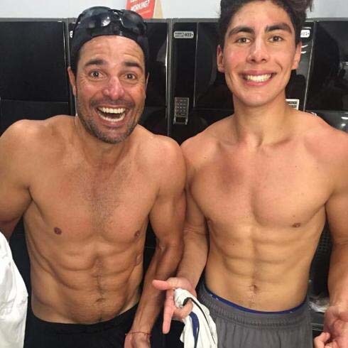 Chayanne revoluciona las redes sociales con una fotografía con su hijo