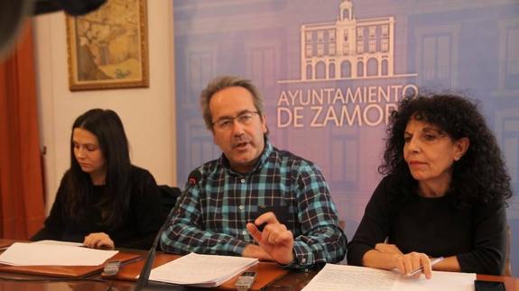 : El alcalde de Zamora, Francisco Guarido, junto a las concejalas del equipo de Gobierno María Eugenia Cabezas y Laura Rivera