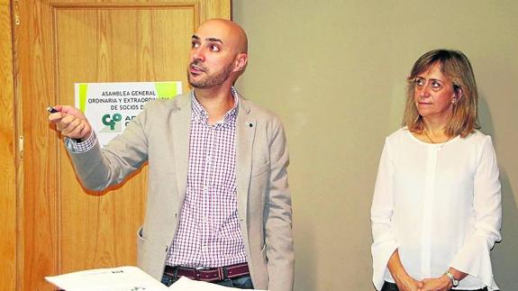 El gerente y la presidenta de Adri Cerrato, Miguel Portillo y María José de la Fuente, respectivamente, durante la asamblea.