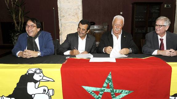 Firma del hermanamiento entre Turismoto y el club motero de Kenitra.