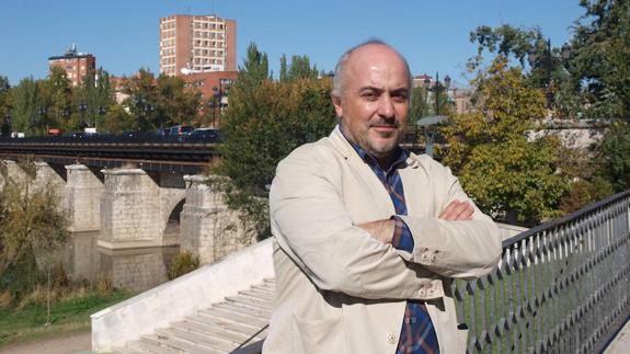 El arquitecto posa en el puente Mayor durante su visita a Valladolid.