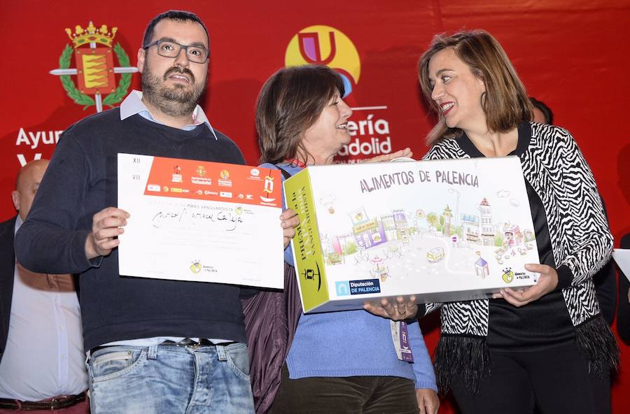 La presidenta de la Diputación entrega el premio a la tapa más vanguardista al restaurante La Cantina de Valladolid. 