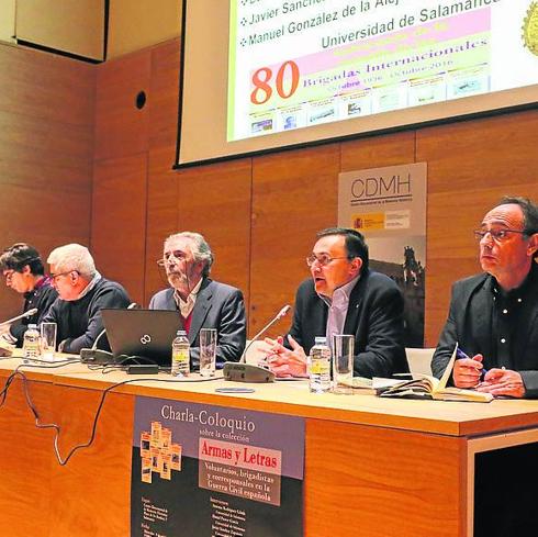 Los ponentes durante un momento de la charla. 