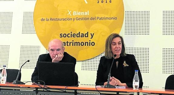 Ángeles Armisén, acompañada del jefe del Servicio de Cultura de la Diputación, Rafael Martínez, durante la ponencia que ofreció en Ar&Pa.