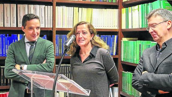 Mª Dolores Iriarte presenta su libro acompañada por Juan Manuel Corchado y Eduardo Azofra. 
