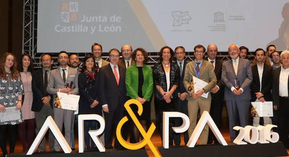 Galardonados en los Premios AR&PA con los responsables de Patrimonio de la Junta de Castilla y León.  