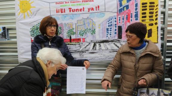 Recogida de firmas durante la protesta de este sábado. 