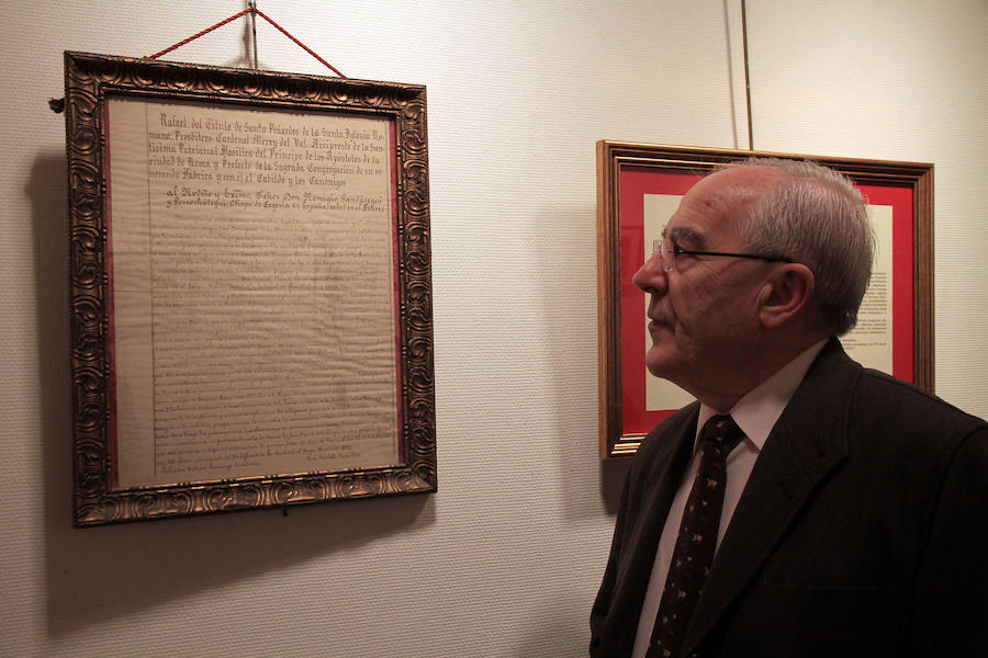 El presidente de la cofradía, Julio Borreguero, observa la bula otorgada para la coronación.