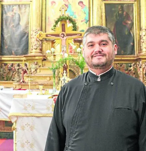 El sacerdote Ilie-Emanuel Cojocaru-Vlad posa en el interior de la iglesia ortodoxa rumana. 