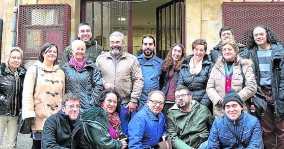 Los populares concursantes de ‘Saber y Ganar’ y‘Pasapalabra’ posan sonrientes en la puerta de la Librería Quercus.