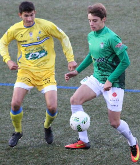 Luque controla el balón ante un rival de la Arandina. 