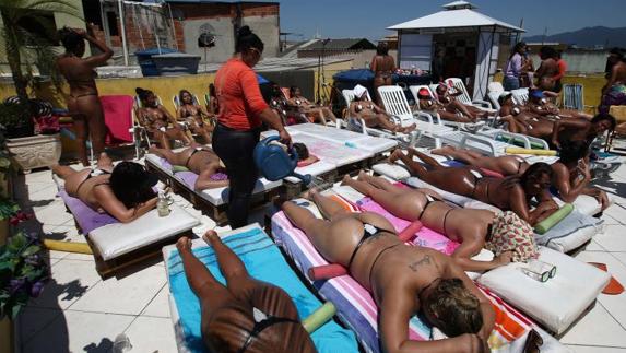 Mujeres tomando el sol en una terraza en Río de Janeiro (Brasil). 
