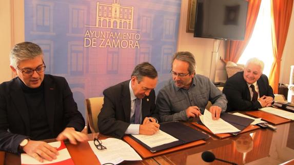 El presidente de la Cámara de Comercio, Manuel Vidal, y el alcalde de Zamora, Francisco Guarido, firman el convenio de colaboración en el Ayuntamiento. 