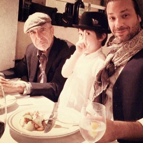 Los Cohen, cenando juntos en un restaurante griego.