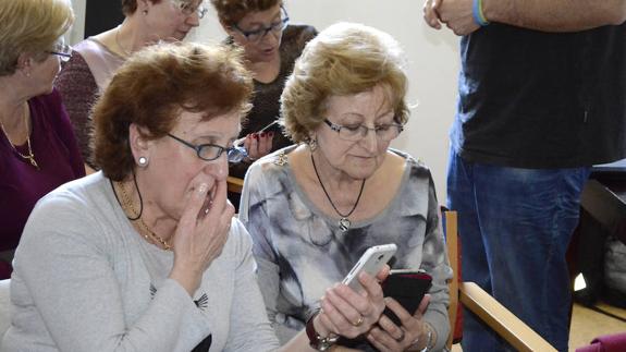 Varias mujeres consultan sus ‘smartphones’.