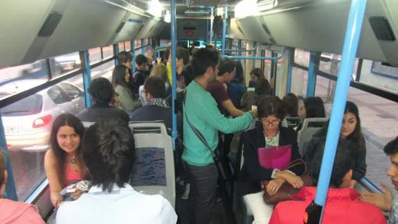 Viajeros en el interior de un autobús de Auvasa. 
