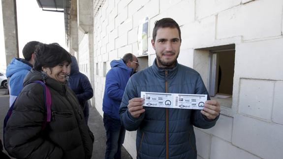 Largas colas desde primeras horas de la mañana en Salamanca para comprar entradas del CD Guijuelo-Atlético de Madrid