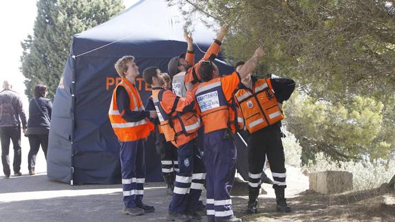 Los voluntarios de Protección Civil colocan una carpa en un pasado Santo Toribio.