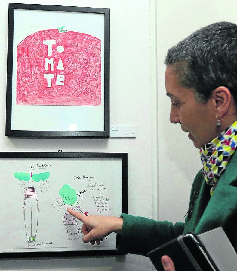 Cintia Martín muestra una de las ilustraciones.