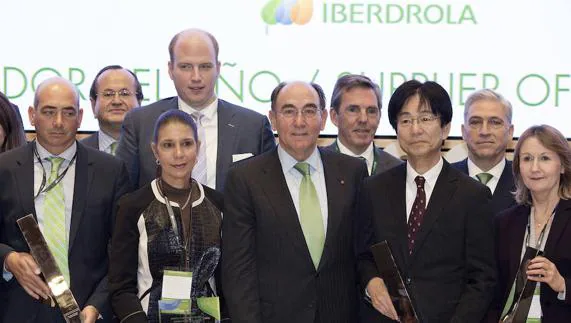 Ignacio Galán, con algunos de los galardonados en los Premios al Provvedor del Año 2016. 