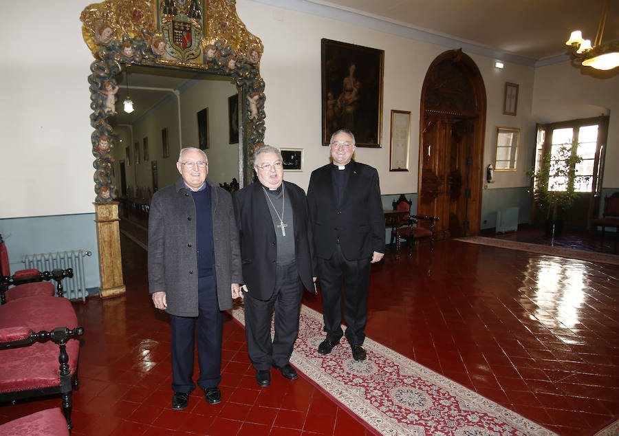 Antonio Gómez Cantero, a la derecha, junto a los obispos Nicolás Castellanos y Manuel Herrero. 