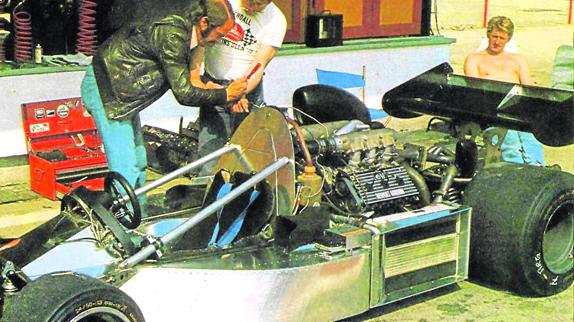 Jean Pierre Jabouille, sentado a la derecha, contempla el A500 mientras intenta recuperarse del esfuerzo que suponía su conducción.