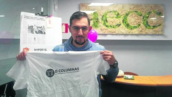 Juan Alberto García posa con la camiseta que sirvió para recabar los donativos para la AECC. 