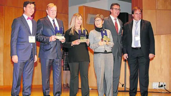 Manuel López (Fundación Intermundial), a la izquierda, posa con los premiados, Jorge Vargas (hotel Sierra de Cazorla), Concha Bustos (Catalonia Hotels), y Rosa Álvarez (Le Meridien). 