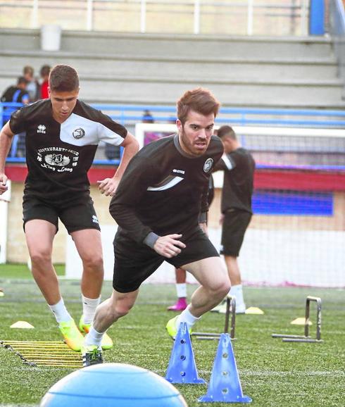Luis Obispo realiza un ejercicio durante un entrenamiento de Unionistas de Salamanca.