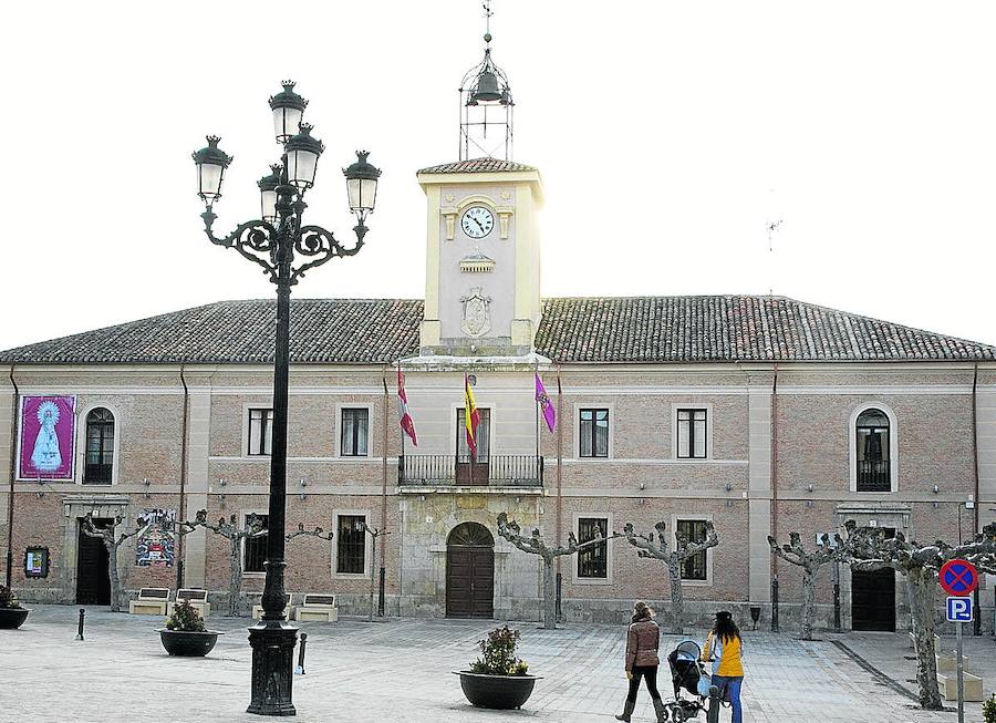 La anterior Plaza del Generalísimo de Carrión ha recuperado su nombre de Plaza Mayor. 
