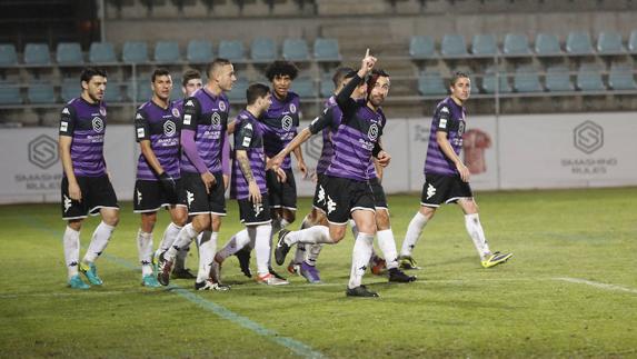 Chuchi celebra su gol de penalti, el primero de los dos del Deportivo ante el Boiro. 