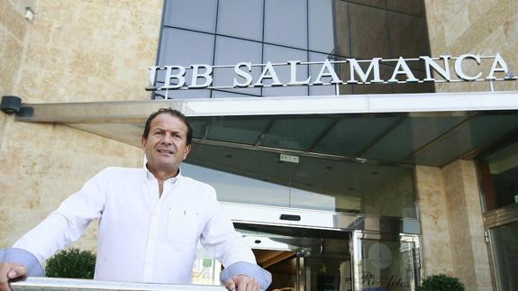 Alain Saldaña posa en la entrada del Hotel IBB Recoletos Coco del cual es director. 