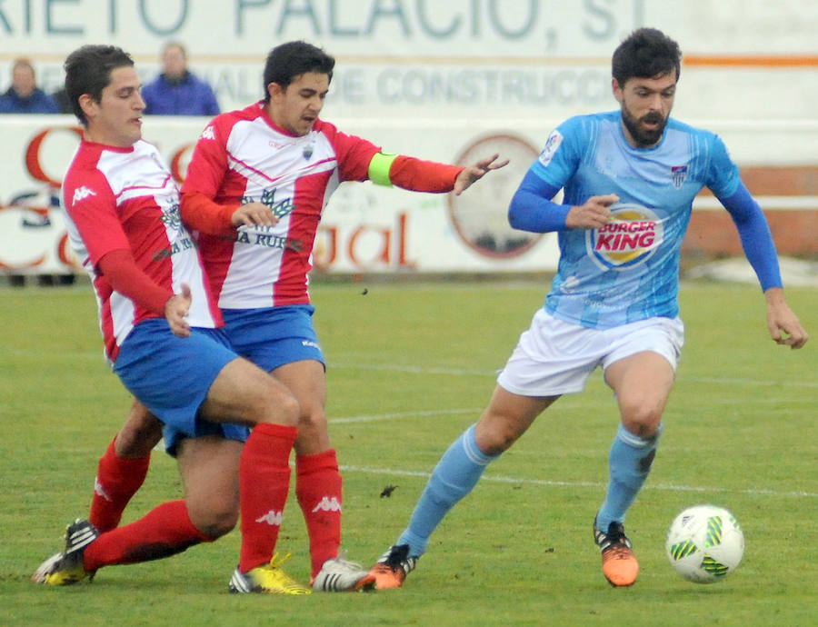 Domingo controla el balón ante la presencia de dos jugadores del Atlético Tordesillas.