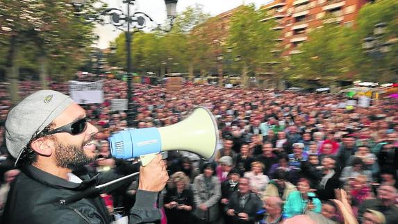 Spiriman, con megáfono, se dirige a los 40.000 granadinos que acudieron el pasado 16 de octubre a la manifestación contra la fusión hospitalaria.