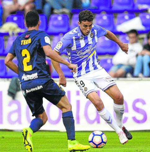 Jaime Mata encara a Tekio durante el Real Valladolid-UCAM Murcia disputado el pasado 17 de septiembre.