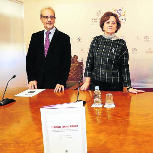El rector y la profesora María Paz Alonso presentaron el libro.