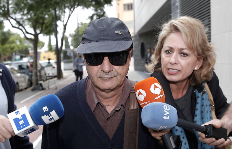 El profesor, Vicente Belenguer, a su llegada a los juzgados de Paterna, en Valencia. 