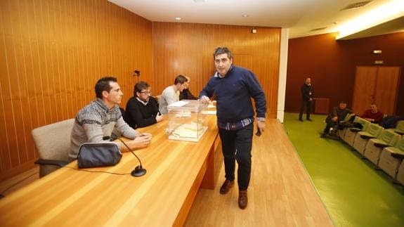 El exdirector deportivo, Alberto Villegas, ejerce su derecho a voto. 