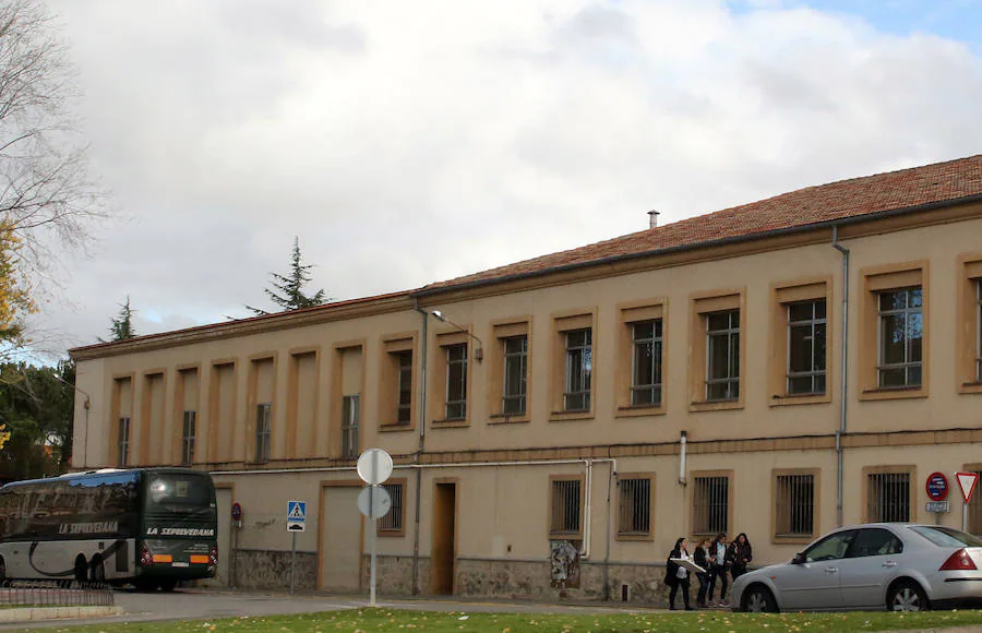 Fachada del instituto La Albuera, en la capital segoviana.